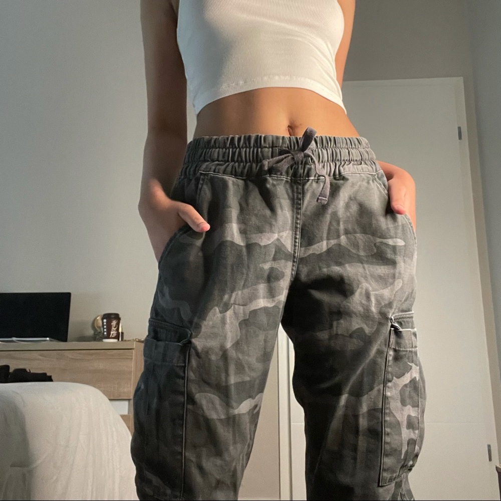 TNA Twin Falls - Aritzia Camo Cargo Pants